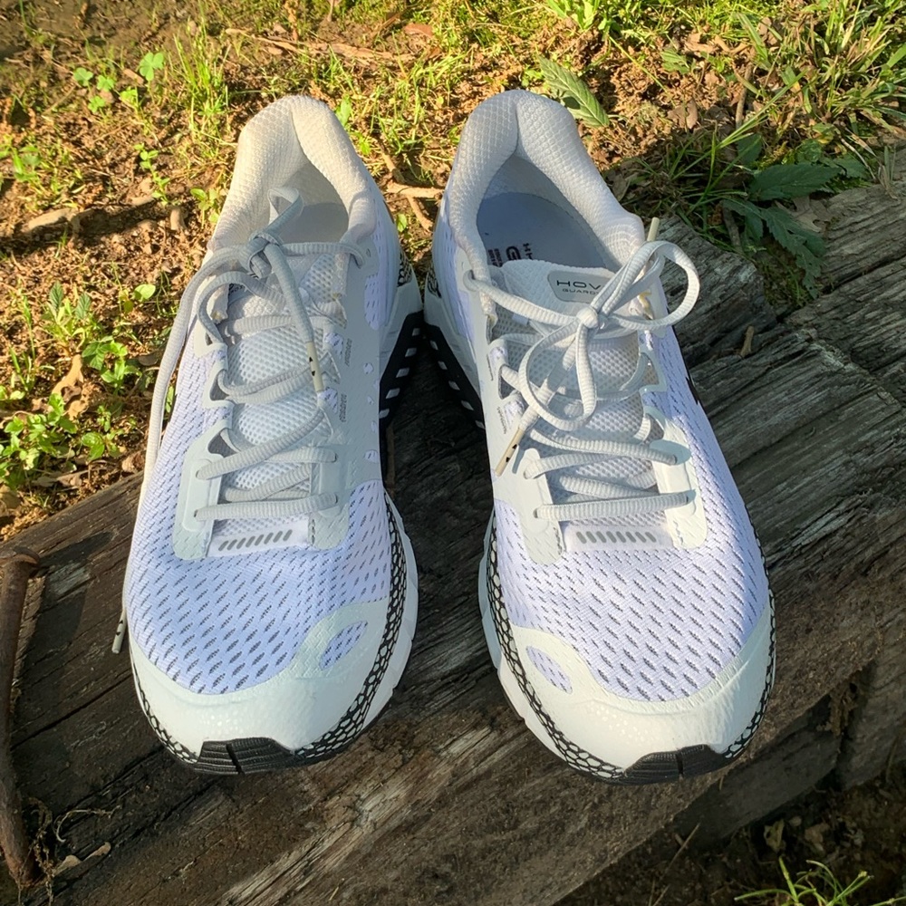 Under armour white tennis shoes. Basically new